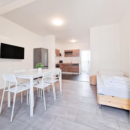 Raj Living - 3 And 4 Room Monteur Apartments Duisburg Eksteriør billede